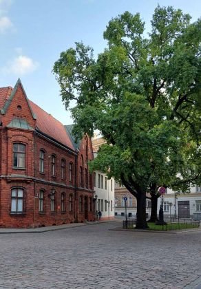 Riga, Lettlands Hauptstadt - der Herder-Platz neben dem Dom von Riga Riga, Lettlands Hauptstadt - der Herder-Platz neben dem Dom von Riga