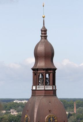 Die 90 Meter hohe barocke Metallspitze des Doms von Riga Die 90 Meter hohe barocke Metallspitze des Doms von Riga