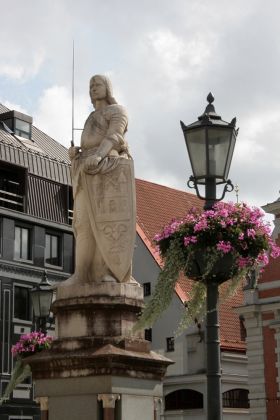 Die Altstadt von Riga in Lettland - der Roland auf dem Rathausplatz vor dem Schwarzhäupterhaus Die Altstadt von Riga in Lettland - der Roland auf dem Rathausplatz vor dem Schwarzhäupterhaus