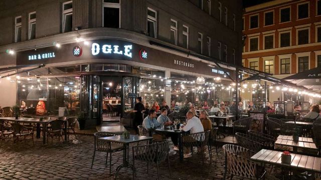 Die nächtliche Altstadt von Riga - das Speiselokal mit Bar 'Ogle' in der Skunu iela, eines von zahllosen Lokalen im Viertel Die nächtliche Altstadt von Riga - das Speiselokal mit Bar 'Ogle' in der Skunu iela, eines von zahllosen Lokalen im Viertel