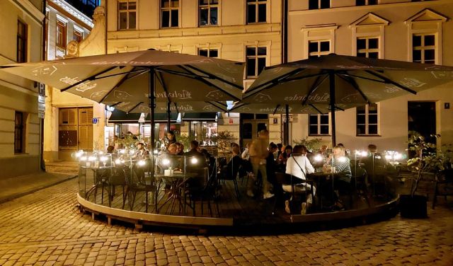 Die nächtliche Altstadt von Riga - 'unsere' lauschige Absacker-Bar auf dem Domplatz, das B Bārs Restorāns Die nächtliche Altstadt von Riga - 'unsere' lauschige Absacker-Bar auf dem Domplatz, das B Bārs Restorāns