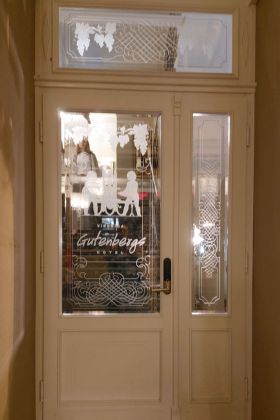 Die nächtliche Altstadt von Riga - die verzierte Eingangstür des Hotels Gutenbergs am Domplatz Die nächtliche Altstadt von Riga - die verzierte Eingangstür des Hotels Gutenbergs am Domplatz