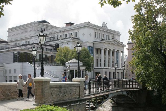 Riga in Lettland - die Lettische Nationaloper neben dem Stadtkanal Riga in Lettland - die Lettische Nationaloper neben dem Stadtkanal
