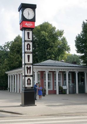 Rigas Neustadt - die berühmte Laima-Uhr am Freiheitsboulevard vor der Kolonade Rigas Neustadt - die berühmte Laima-Uhr am Freiheitsboulevard vor der Kolonade