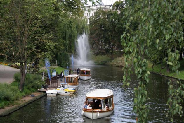 Rigas Neustadt - die gepflegten Parkanlagen am Stadtkanal Rigas Neustadt - die gepflegten Parkanlagen am Stadtkanal