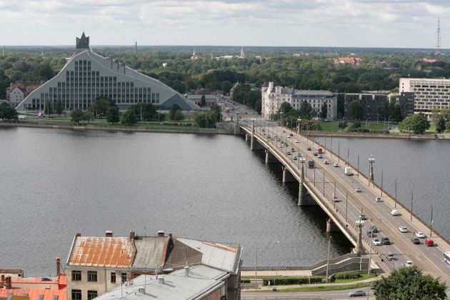 Riga von oben - die Steinbrücke und die Lettische Nationalbibliothek am westlichen Ufer des Flusses Daugava Riga von oben - die Steinbrücke und die Lettische Nationalbibliothek am westlichen Ufer des Flusses Daugava