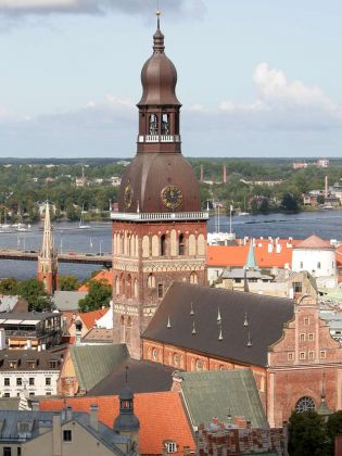 Rigas Altstadt von oben - der mächtige Dom St. Marien von Riga Rigas Altstadt von oben - der mächtige Dom St. Marien von Riga