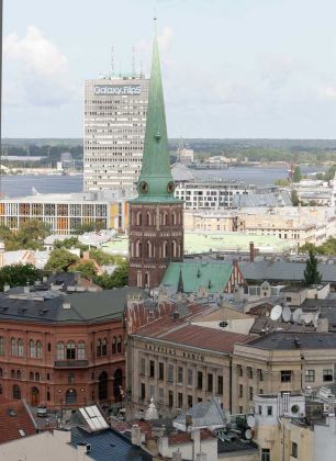 Über den Dächern der Altstadt von Riga mit dem Turm der St.-Jakobs-Kathedrale Über den Dächern der Altstadt von Riga mit dem Turm der St.-Jakobs-Kathedrale