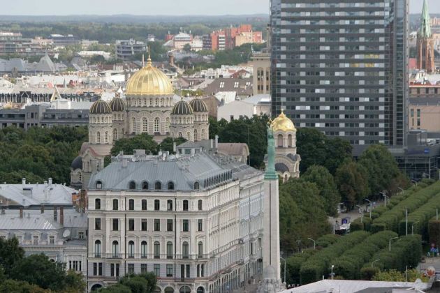 Riga von oben - Hochhäuser in der Neustadt und die Russisch-Orthodoxe Kathedrale der Geburt Christi Riga von oben - Hochhäuser in der Neustadt und die Russisch-Orthodoxe Kathedrale der Geburt Christi