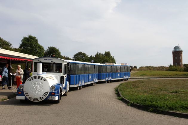 Kap Arkona, Ostseeinsel Rügen - die Kap-Arkona-Bahn vor dem Peilturm von 1927 Kap Arkona, Ostseeinsel Rügen - die Kap-Arkona-Bahn vor dem Peilturm von 1927