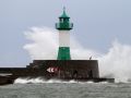 Ostseeinsel Rügen - das Sassnitzer Molenfeuer an der Ostmole des Stadthafens bei Sturm aus Ost