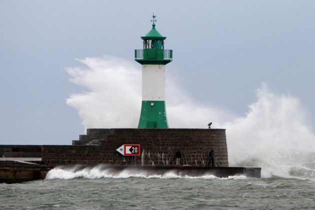 Ostseeinsel Rügen - das Sassnitzer Molenfeuer an der Ostmole des Stadthafens bei Sturm aus Ost Ostseeinsel Rügen - das Sassnitzer Molenfeuer an der Ostmole des Stadthafens bei Sturm aus Ost