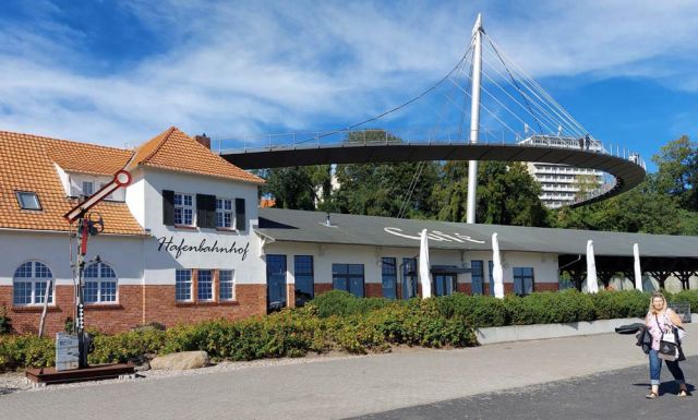 Die Hafenstadt Sassnitz auf der Ostseeinsel Rügen - der frühere Hafenbahnhof und die Hängebrücke am Stadthafen Die Hafenstadt Sassnitz auf der Ostseeinsel Rügen - der frühere Hafenbahnhof und die Hängebrücke am Stadthafen