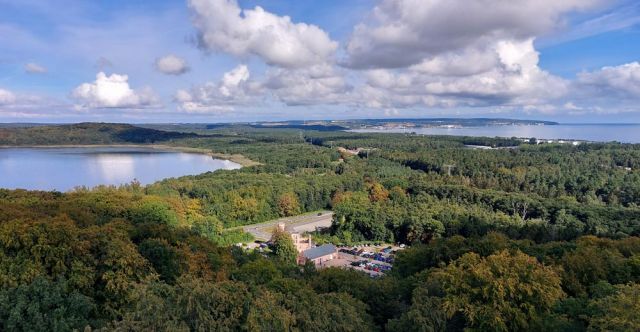 Der Aussichtsturm 'Adlerhorst' des Naturerbe Zentrums Rügen - der Blick auf den Jasmunder Bodden und auf die Proraer Wiek Der Aussichtsturm 'Adlerhorst' des Naturerbe Zentrums Rügen - der Blick auf den Jasmunder Bodden und auf die Proraer Wiek