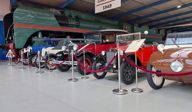 Oldtimer Museum Rügen in Prora - einige Vorkriegs-Automobile vor einer riesigen sowjetischen Dampflokomotive Oldtimer Museum Rügen in Prora - einige Vorkriegs-Automobile vor einer riesigen sowjetischen Dampflokomotive