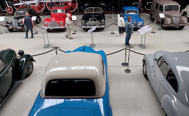 Oldtimer Museum Prora - die Gegenüberstellung von Personenwagen des Ostblocks zu den westlichen Modellen Oldtimer Museum Prora - die Gegenüberstellung von Personenwagen des Ostblocks zu den westlichen Modellen