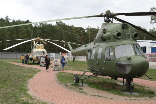 Ostseeinsel Rügen - die sowjetischen Hubschrauber Mil Mi 2 und Mil Mi 8 vor dem NVA-Museum in Prora Ostseeinsel Rügen - die sowjetischen Hubschrauber Mil Mi 2 und Mil Mi 8 vor dem NVA-Museum in Prora