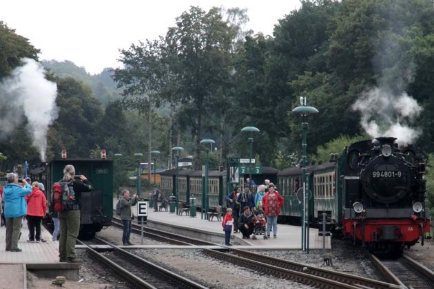 Volldampf-Betrieb bei der Rügenschen Bäderbahn... zwei Dampfzüge treffen sich im Kleinbahnhof Binz LB Volldampf-Betrieb bei der Rügenschen Bäderbahn... zwei Dampfzüge treffen sich im Kleinbahnhof Binz LB