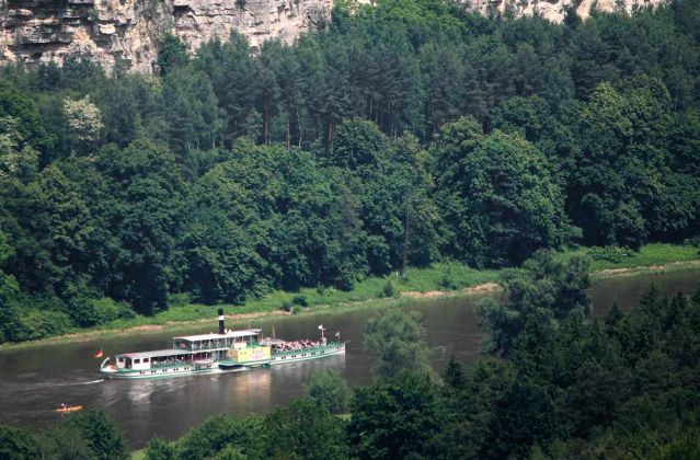 der Personendampfer Pirna im Elbsandsteingebirge - aus der Höhe von der Festung Königstein aus gesehen