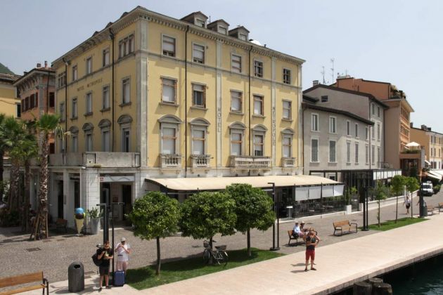 Saló, Lago di Garda - Lungolago Giuseppe Zanardelli, die längste Promenade am Gardasee Saló, Lago di Garda - Lungolago Giuseppe Zanardelli, die längste Promenade am Gardasee
