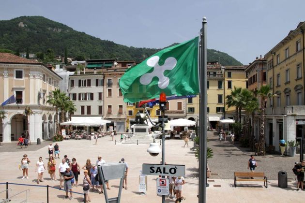 Salò am südlichen Westufer des Gardasees, der Riviera Bresciana - die Piazza della Vittoria am Rathaus Salò am südlichen Westufer des Gardasees, der Riviera Bresciana - die Piazza della Vittoria am Rathaus