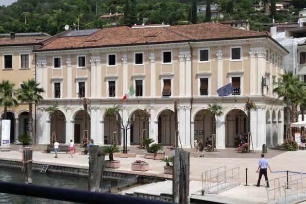 Salò am Gardasee - die Promenade 'Lungolago Zanardelli' mit dem Rathaus von Salò an der Piazza della Vittoria Salò am Gardasee - die Promenade 'Lungolago Zanardelli' mit dem Rathaus von Salò an der Piazza della Vittoria
