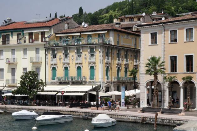 Saló, Lago di Garda - Lungolago Giuseppe Zanardelli, die längste Promenade am Gardasee Saló, Lago di Garda - Lungolago Giuseppe Zanardelli, die längste Promenade am Gardasee