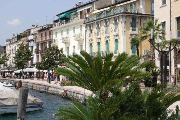 Saló, Lago di Garda - Lungolago Giuseppe Zanardelli, die längste Promenade am Gardasee Saló, Lago di Garda - Lungolago Giuseppe Zanardelli, die längste Promenade am Gardasee