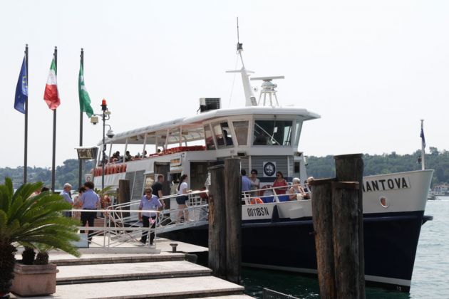 Salò am Gardasee - das Fahrgastschiff 'Mantova' der 'Navigazione Lago di Garda' am Anleger an der Piazza della Vittoria Salò am Gardasee - das Fahrgastschiff 'Mantova' der 'Navigazione Lago di Garda' am Anleger an der Piazza della Vittoria