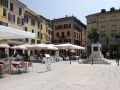 Salò am Gardasee - die Piazza della Vittoria mit dem Kriegerdenkmal zum ersten Weltkrieg