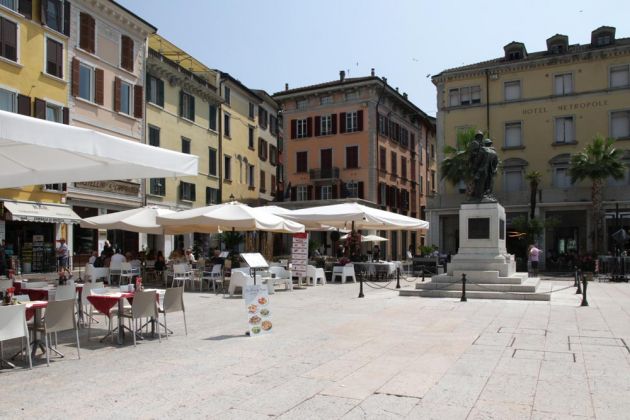 Salò am Gardasee - die Piazza della Vittoria mit dem Kriegerdenkmal zum ersten Weltkrieg Salò am Gardasee - die Piazza della Vittoria mit dem Kriegerdenkmal zum ersten Weltkrieg