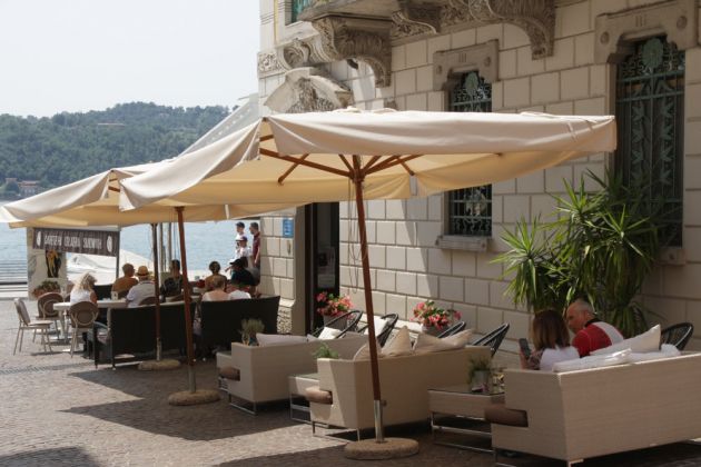 Salò am südlichen Westufer des Gardasees, der Riviera Bresciana - ein Café in der Via Rafaele Confort Salò am südlichen Westufer des Gardasees, der Riviera Bresciana - ein Café in der Via Rafaele Confort