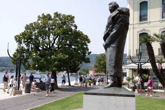 Saló, Lago di Garda - das Denkmal für den früheren Premierminister Giuseppe Zanardelli auf der Piazza Giuseppe Zanardelli Saló, Lago di Garda - das Denkmal für den früheren Premierminister Giuseppe Zanardelli auf der Piazza Giuseppe Zanardelli