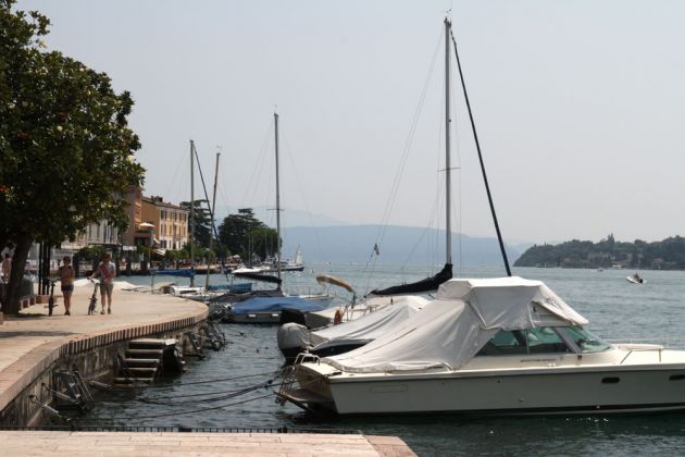 Saló, Lago di Garda - Lungolago Giuseppe Zanardelli, die längste Promenade am Gardasee Saló, Lago di Garda - Lungolago Giuseppe Zanardelli, die längste Promenade am Gardasee