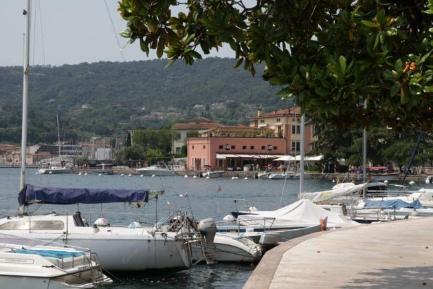 Salò am Gardasee - die Lungolago Zanardelli mit der Behörde für das Gardasee- und Idrosee-Becken Salò am Gardasee - die Lungolago Zanardelli mit der Behörde für das Gardasee- und Idrosee-Becken