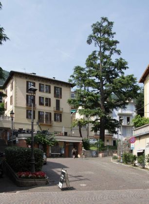 Salò am Gardasee - das Touristbüro an der Piazza Sant' Antonio Salò am Gardasee - das Touristbüro an der Piazza Sant' Antonio