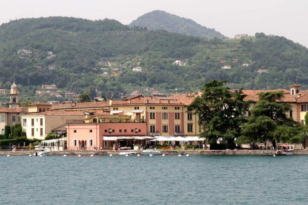 Salò am Gardasee - der westlichste Teil der Stadt Salò mit der Behörde für das Gardasee- und Idrosee-Becken Salò am Gardasee - der westlichste Teil der Stadt Salò mit der Behörde für das Gardasee- und Idrosee-Becken
