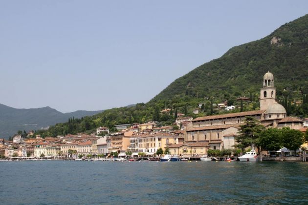 Salò am Gardasee - das Panorama der Stadt Salò, vorn der Dom Salò am Gardasee - das Panorama der Stadt Salò, vorn der Dom