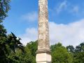 Potsdam - der knapp 20 Meter hohe Sandstein-Obelisk am Beginn der Hauptallee des Schlossparks von Sanssouci