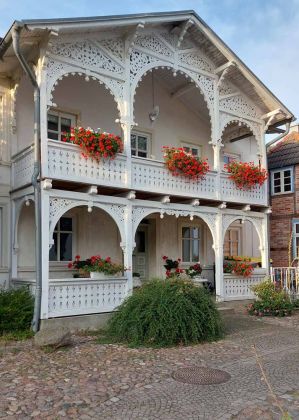Hafenstadt Sassnitz - Bäderarchitektur in der Karlstrasse in der Sassnitzer Altstadt Hafenstadt Sassnitz - Bäderarchitektur in der Karlstrasse in der Sassnitzer Altstadt