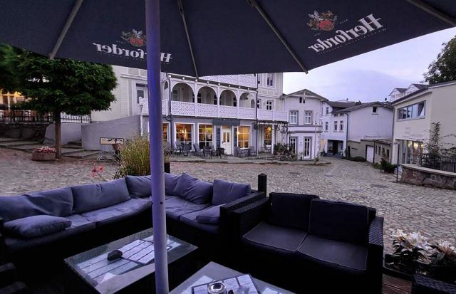 Hafenstadt Sassnitz, in der Sassnitzer Altstadt - die Marktstrasse zur Blauen Stunde Hafenstadt Sassnitz, in der Sassnitzer Altstadt - die Marktstrasse zur Blauen Stunde