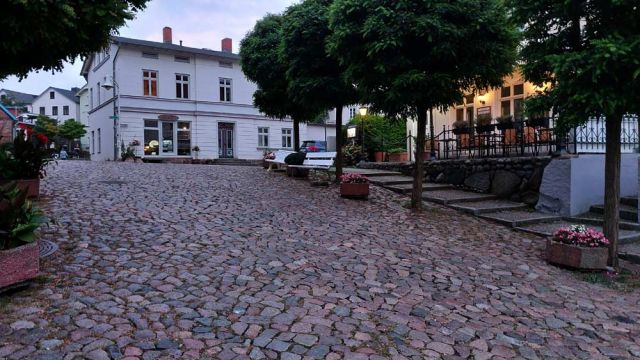 Hafenstadt Sassnitz, in der Sassnitzer Altstadt - die Marktstrasse zur Blauen Stunde Hafenstadt Sassnitz, in der Sassnitzer Altstadt - die Marktstrasse zur Blauen Stunde