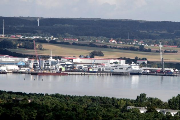 Der Fährhafen von Sassnitz-Mukran - ein Blick vom Aussichtsturm 'Adlerhorst' des Naturerbe Zentrums Rügen Der Fährhafen von Sassnitz-Mukran - ein Blick vom Aussichtsturm 'Adlerhorst' des Naturerbe Zentrums Rügen