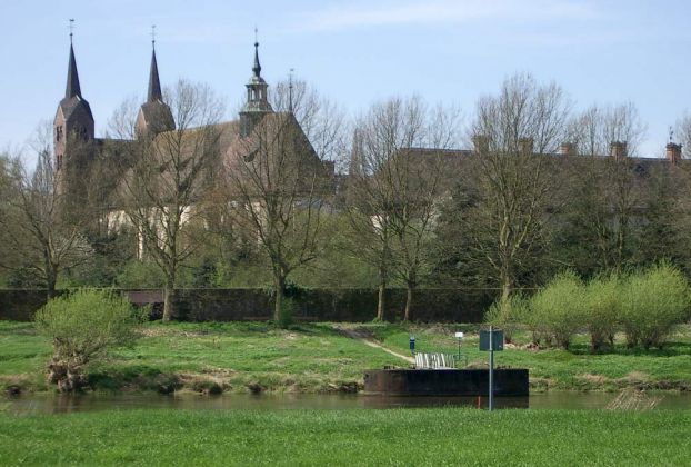 Corvey - das karolingische Westwerk mit der Pfarrkirche St. Stephanus und Vitus und dem historischen Bootsanleger an der Weser Corvey - das karolingische Westwerk mit der Pfarrkirche St. Stephanus und Vitus und dem historischen Bootsanleger an der Weser