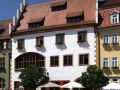 Schmalkalden am Rande des Thüringer Waldes - die rechte Seite des historischen Rathauses auf dem Altmarkt