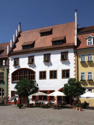 Schmalkalden am Rande des Thüringer Waldes - die rechte Seite des historischen Rathauses auf dem Altmarkt Schmalkalden am Rande des Thüringer Waldes - die rechte Seite des historischen Rathauses auf dem Altmarkt