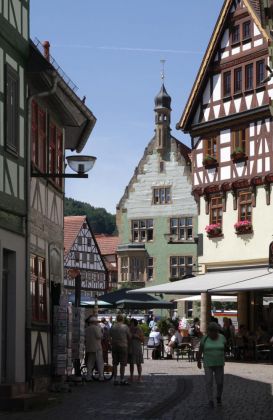 Schmalkalden am Rande des Thüringer Waldes - Blick aus der Mohrengasse auf das Rathaus am Altmarkt Schmalkalden am Rande des Thüringer Waldes - Blick aus der Mohrengasse auf das Rathaus am Altmarkt