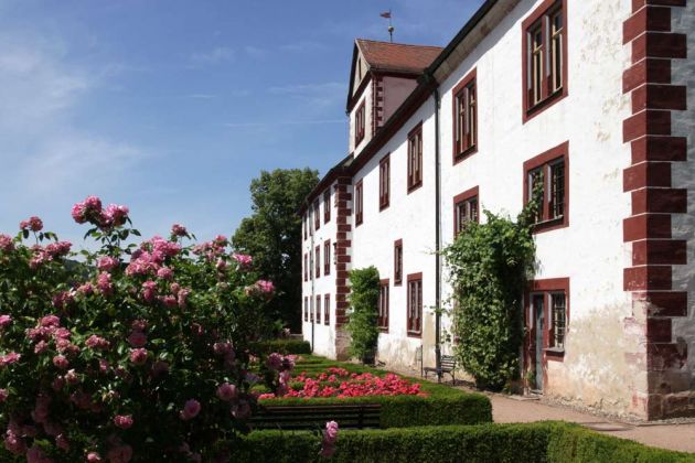 Schmalkalden am Rande des Thüringer Waldes - die westliche Schloss-Fassade und der Terrassengarten Schmalkalden am Rande des Thüringer Waldes - die westliche Schloss-Fassade und der Terrassengarten