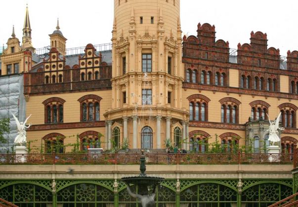 Ein Teil der Fassade des Schweriner Schlosses ist im Stil der Backstein-Renaissance gehalten  - Schwerin, die Landeshauptstadt Mecklenburg-Vorpommerns