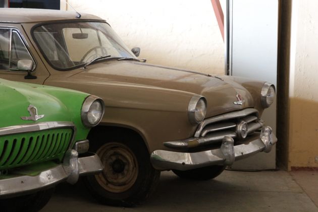 GAZ M-21 Wolga - rechts die erste Ausführung von 1956 bis 1958, links nach dem Facelift für die Zeit von 1959 bis 1962 GAZ M-21 Wolga - rechts die erste Ausführung von 1956 bis 1958, links nach dem Facelift für die Zeit von 1959 bis 1962